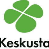 Keskusta-pysty-se kotimainen cmyk musta teksti vihreä tunnus