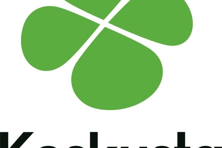 Keskusta-pysty-se kotimainen cmyk musta teksti vihreä tunnus