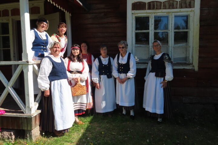 1. kansallispuvut