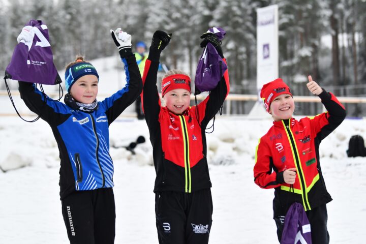 Keskellä Emilia siponen oikealla Aino Myllylä nettiin