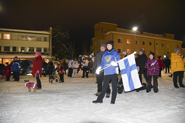nainen lipun kanssa
