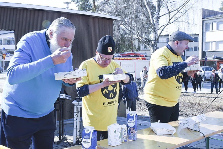 Kiuruveden torilla syötiin kilpaa mämmiä vuonna 2022. Kaupunginjohtaja Juha-pekka Rusanen oikealla. Rusanen haluaa ottaa kaikki mukaan ja se kasvattaa yhteisöllisyyttä.