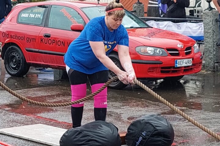 Terhi Karppinen Kuopion vahvin -kisoissa nettiin