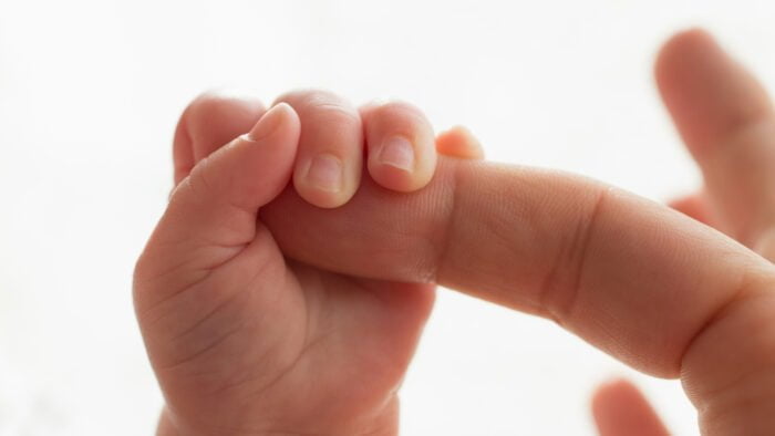 Radion iltahartauden pitäjä puhui Jumalan rakkauskirjeestä. Luonnon kauneutta ja ihmeellisyyttä katsellessaan hän tunsi lukevansa tuota kirjettä. Joku toinen tunnistaa saman viestin, kun saa pitää sylissään pientä lasta.