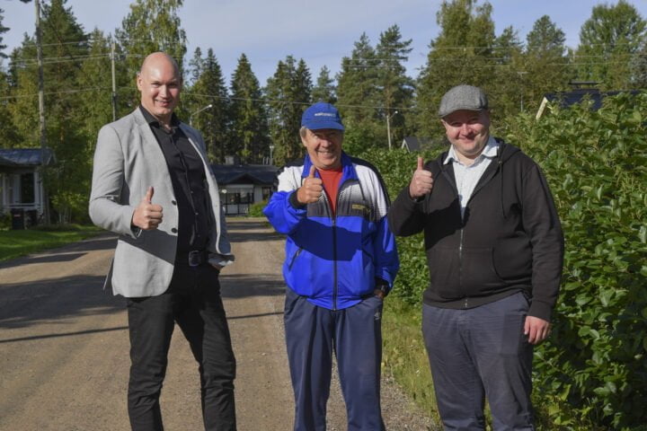 Savon Kuituverkko Oy:n toimitusjohtaja Risto Carlson (vas.), Hovin alueella asuva Rauno Pikkarainen ja kaupunginjohtaja Juha-Pekka Rusanen peukuttavat kaikki valokuidun puolesta.