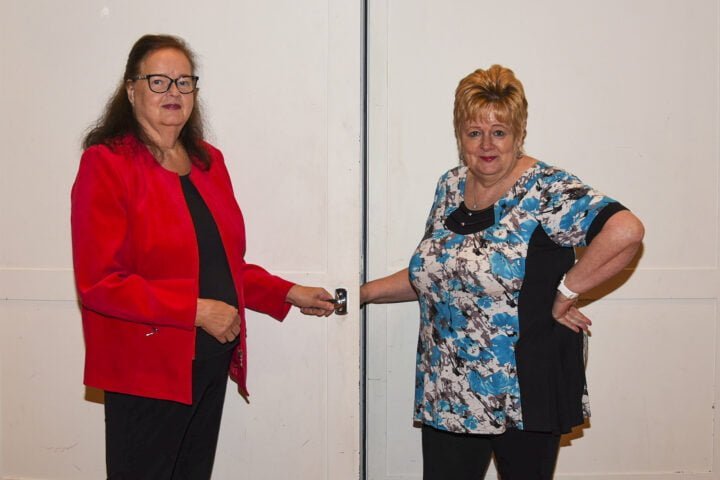 Tuula Loijas (vas.) ja Raija Toivonen avaavat ovia mielellään myös uusille järjestötoimintaan tulijoille.
