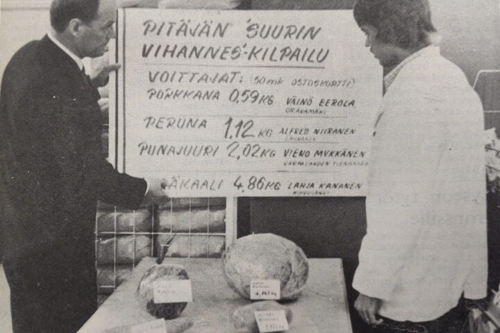 Voittajien tuotteita esittelevät Aarno Lappalainen ja Ari Siponen. 