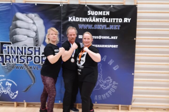 Kädenvääntö nettiin Raimo Myllynen, Henna Hukkanen ja Marja-Liisa Kumpulehto