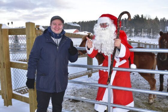 Kaupunginjohtaja Juha-Pekka Rusanen (vas.) kiirehti Hingunniemeen kuultuaan, että Joulupukki löytyy paikalta.