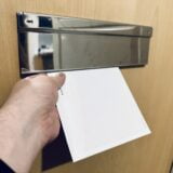 Posti kirje postiluukku kuvituskuva