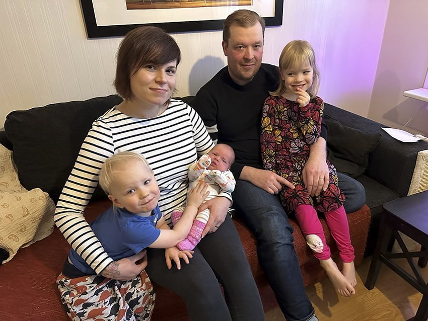 Vuoden 2023 ensimmäinen vauva syntyi Pirjo ja Ville Kamajalle – kaupungin  150-juhlavuoden tyttö tuli maailmaan Kajaanissa - Kiuruvesilehti