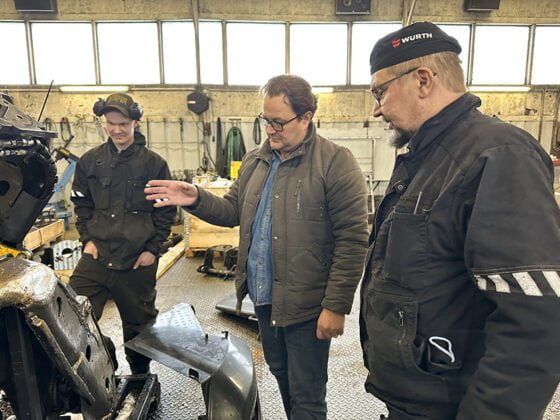 Yrittäjien puheenjohtaja,elinkeinojaoston Ari Kärkkäinen (Liike nyt) tutustumassa Lupiksen koneasennukseen.