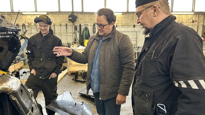 Yrittäjien puheenjohtaja,elinkeinojaoston Ari Kärkkäinen (Liike nyt) tutustumassa Lupiksen koneasennukseen.