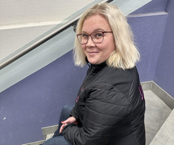 Leena Pöksyläinen vaikuttaa Kiuruveden kaupunginvaltuustossa ja Pohjois-Savon hyvinvointialueen valtuustossa. Hän on Kelan toimeentulokäsittelijä.