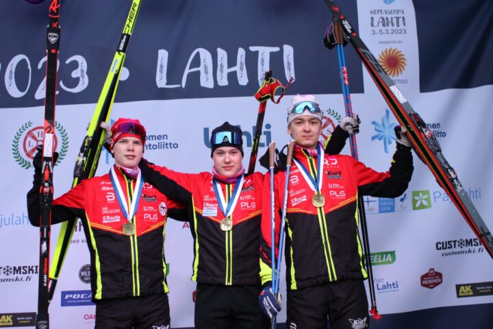 Niilo Kouvalainen Iiro Säisä ja Arttu Ritvanen Hopeasomman pronssia viestissä (kuvaaja Kiuruveden Urheilijat)