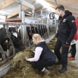 Merja ja Veli-Matti Repka ovat yksi monista maatalousyrittäjistä, jotka aikovat toimittaa lantaa Suomen Lantakaasulle. Repkoilla on uusi navetta.