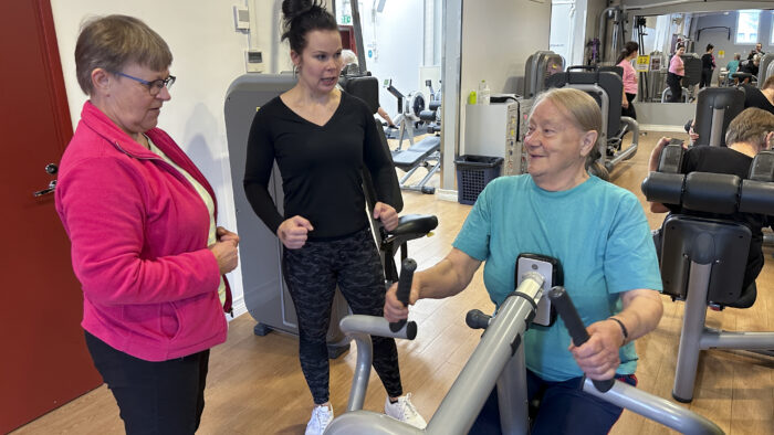 Uimahallin kuntosali Voimaa ja tasapainoa -tehojakso Marketta Lähderinne Anne Vuorikoski ja Marja-Leena Räty nettiin
