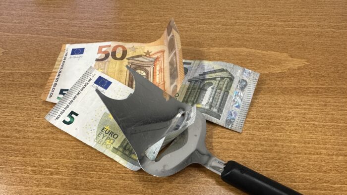 Raha talous budjetti juustohöylä kuvituskuva nettiin