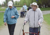 ikäihmiset liikkeellä verkkoon