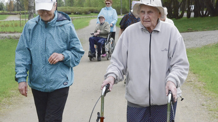 ikäihmiset liikkeellä verkkoon