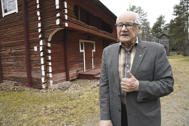 Kotiseutuneuvos Lauri Winberg on koonnut pakinat yhteen nimellä Ollaan kiurvetisiä.