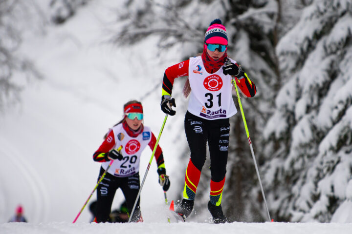 Aino Myllylä (edessä) ja Emilia Siponen Kiuruveden Urheilijat hiihto Iivo-cup Suonenjoki