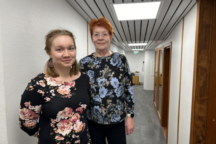 Kiuruveden Voimistelijat KiVo uusi ja vanha puheenjohtaja Sara Mykkänen ja Anja Huuskonen
