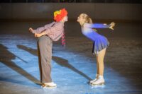 Tuuli Laitinen ja Kerttu Utriainen United Northern Skaters UNS taitoluistelunäytös Circus-jääshow nettiin