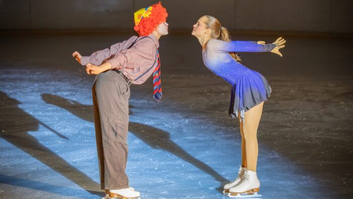 Tuuli Laitinen ja Kerttu Utriainen United Northern Skaters UNS taitoluistelunäytös Circus-jääshow nettiin