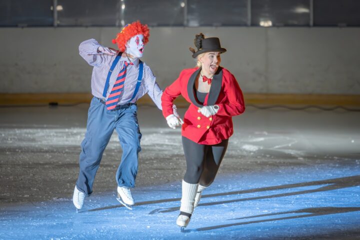 Tuuli Laitinen ja Liinu Roivainen United Northern Skaters UNS taitoluistelunäytös Circus-jääshow nettiin