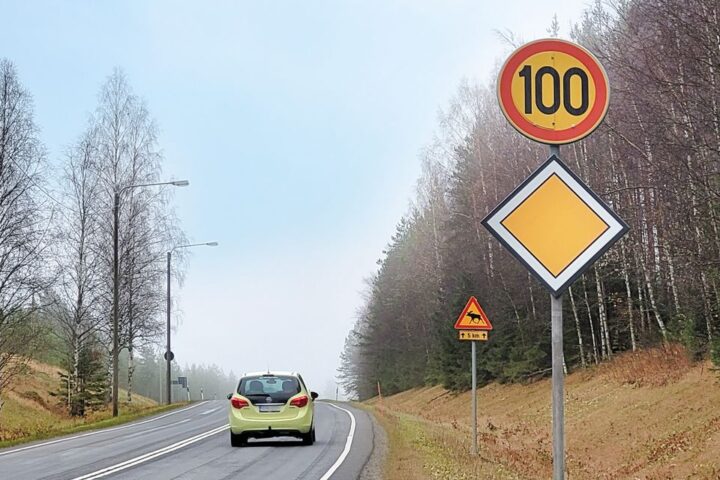 Liikennemerkki nopeusrajoitus kuvituskuva (kuvaaja ELY-keskus)