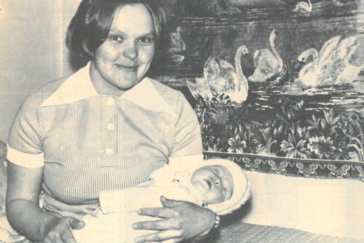 Vanha kuva Aune Porkka Kiuruvesi-lehti vuosi 1974 nuori äiti