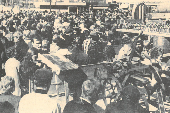 Vanha kuva Kiuruveden tori vuosi 1974 museoesineiden keräys Kiuruvesi-lehti