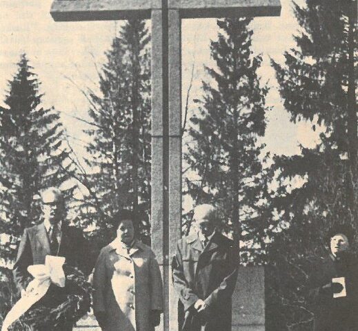 Vanha kuva vuosi 1974 Kiuruveden sankarihaudat kaatuneiden muistopäivä nettiin