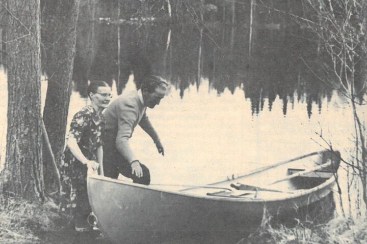 Vanha kuva vuosi 1974 Kiuruvesi Vilho ja Hilja Udd vene järvi ranta Koivujärvi Haukilahti