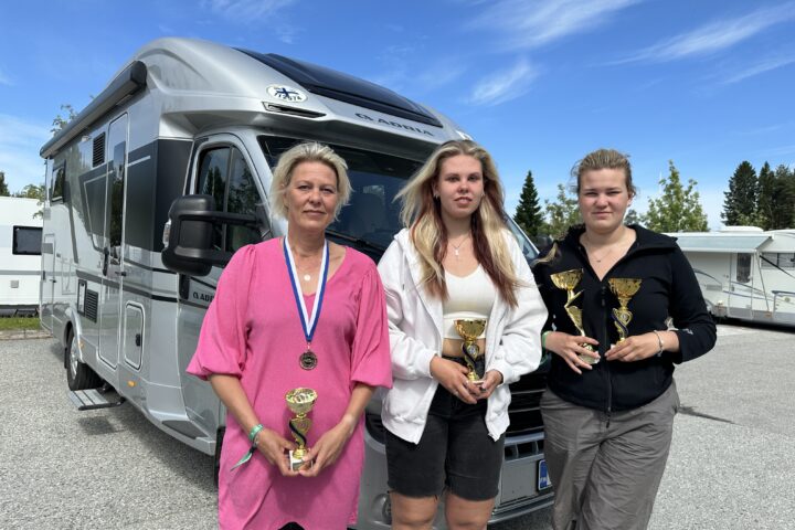 Karavaanarit Caramba-ajot Pohjoismaiden mestaruuskisat naisten asuntoautosarjan mitalistit Marjo-Riitta Vivi ja Jessica Björkroth