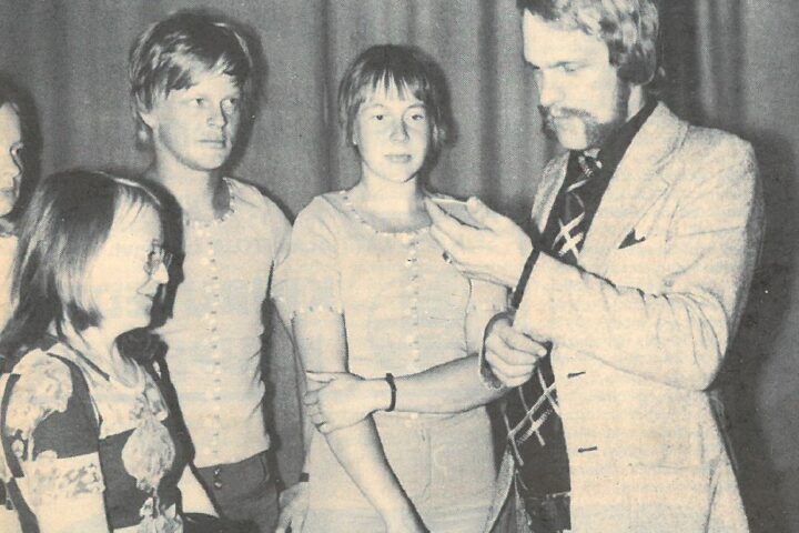 Vanha kuva Kiuruvesi-lehti vuosi 1974 lapset nuoret koululaiset vahtimestari Erkki Kauppinen