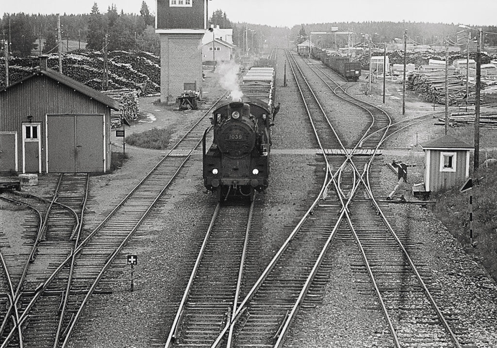 Vieskan järjestelijä, T6306 järjestelee Kiuruvedellä. Joku vaunu jätetään, joitakin otetaan. Veturina oli tässä junassa Tr 1039