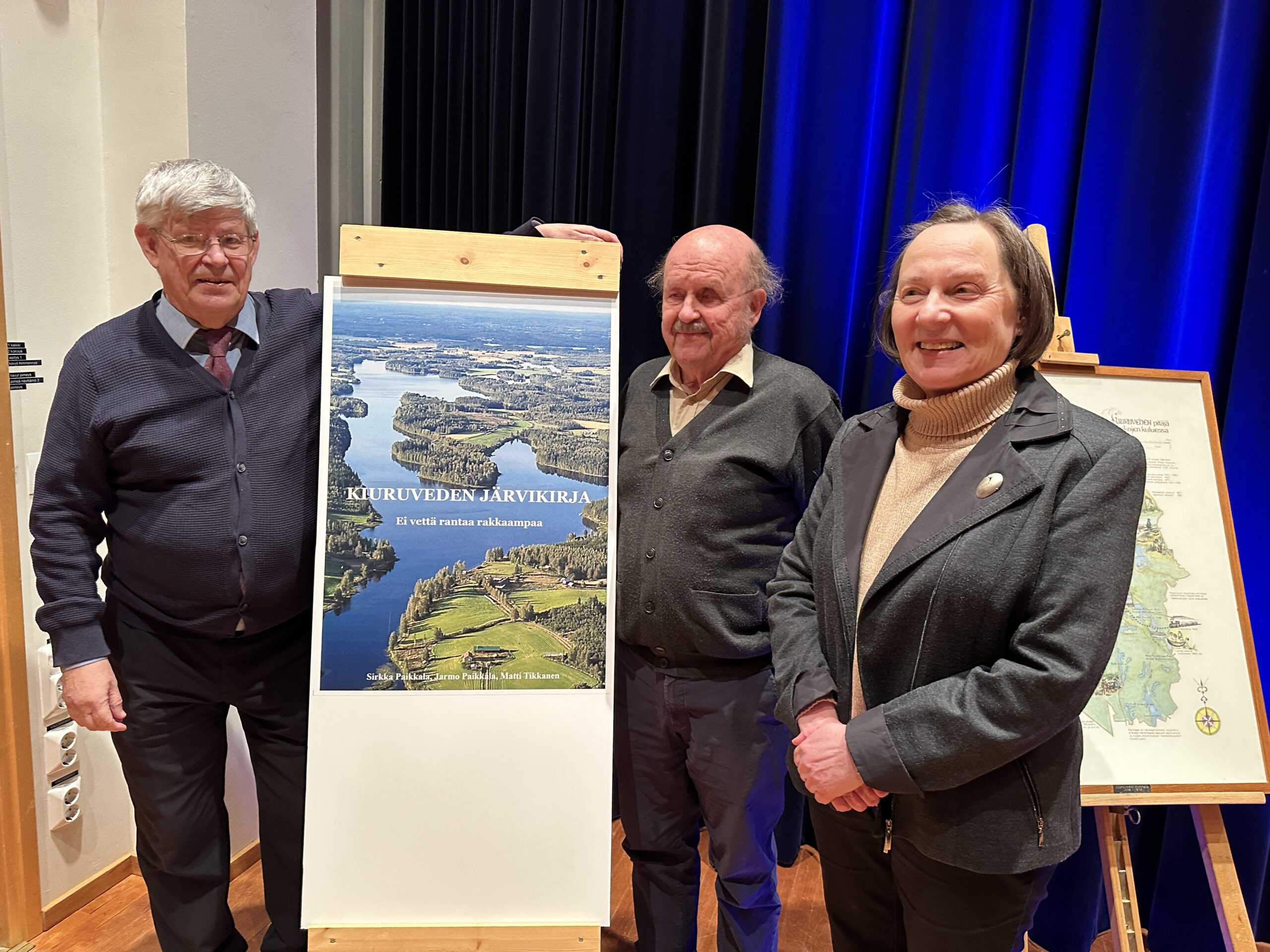 Kiuruveden järvikirja valittiin viime vuonna vuoden kotiseututeokseksi. Tekijät: Jarmo Paikkala (vas.), Matti Tikkanen ja Sirkka Paikkala. Kuva kirjan julkistamistilaisuudesta Kiurusalista.