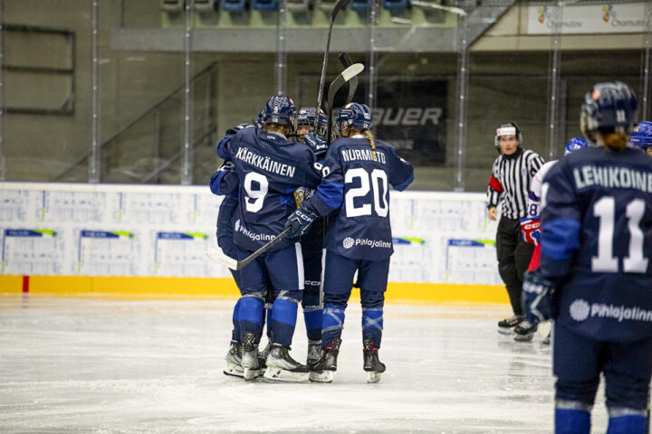 Jääkiekko Tyttöleijonat N18 U18 Viola Kärkkäinen EHT-turnaus Tshekissä nettiin (kuvaaja Jakub Knap Suomen Jääkiekkoliitto)