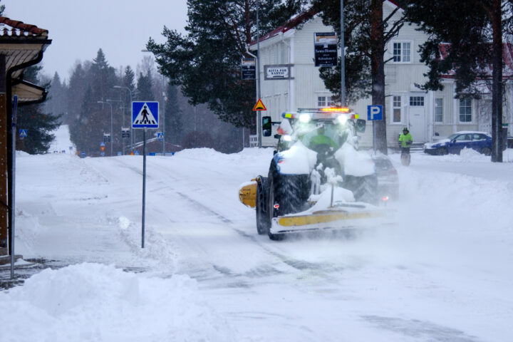 lumi_lumimyrsky_myrsky_lumisade_traktori_lumiaura_talvi_auraus_netti