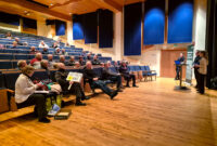 Yleisötilaisuutta oli seuraamassa nelisenkymmentä henkeä paikan päällä. Ihmisiä kiinnosti tietää etenkin se, miksi tuulivoima-aluetta kaavaillaan juuri Tulppoon, jossa alue on soista.