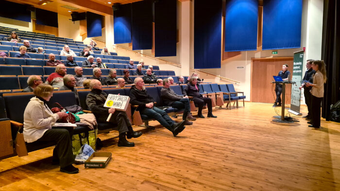 Yleisötilaisuutta oli seuraamassa nelisenkymmentä henkeä paikan päällä. Ihmisiä kiinnosti tietää etenkin se, miksi tuulivoima-aluetta kaavaillaan juuri Tulppoon, jossa alue on soista.