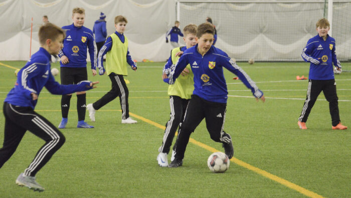 KiuPa P13-joukkue jalkapallo Huuhkajaliiga harjoitukset Iisalmen jalkapallohallissa_käsitelty