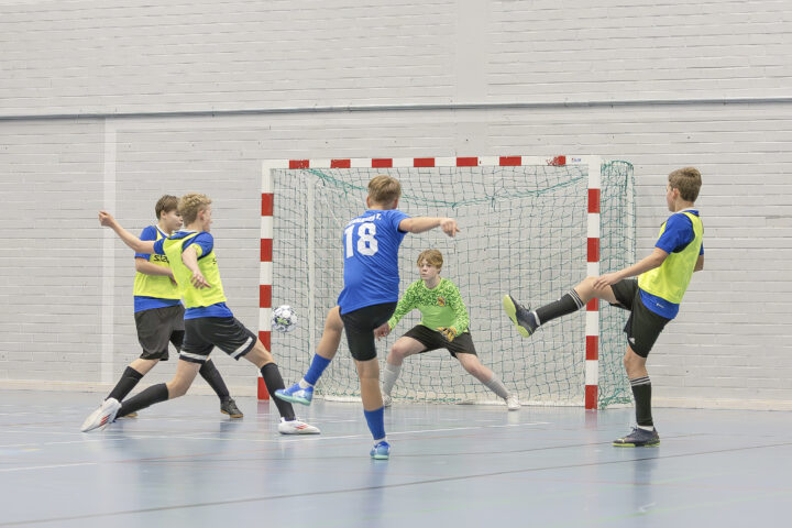 KiuPa ja Toivalan Urheilijat ToU P14 Ykkönen futsal Kiuruveden liikuntahalli (kuvaaja Riitta Airaksinen)_käsitelty