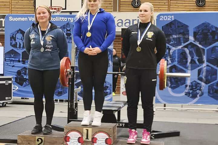 Leena Saastamoinen Kiuruveden Urheilijat klassinen penkkipunnerrus SM-hopea_käsitelty