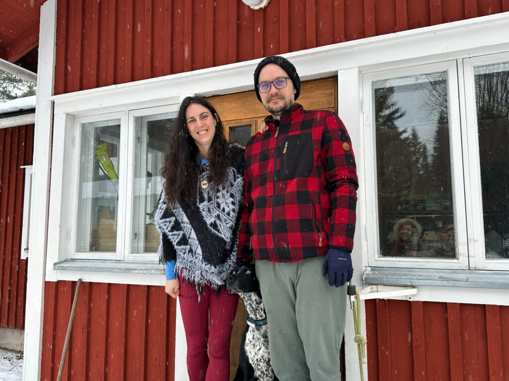 Ranskalaiset Alexander Couleau ja Lila Bratt löysivät hyvän ja onnellisen asuinpaikan Kiuruvedeltä Korkeenperältä.