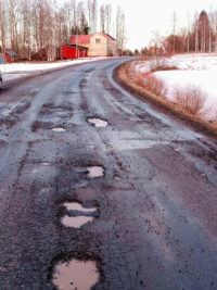 kalliokylantie_huono_tie_kuopat_montut_netti