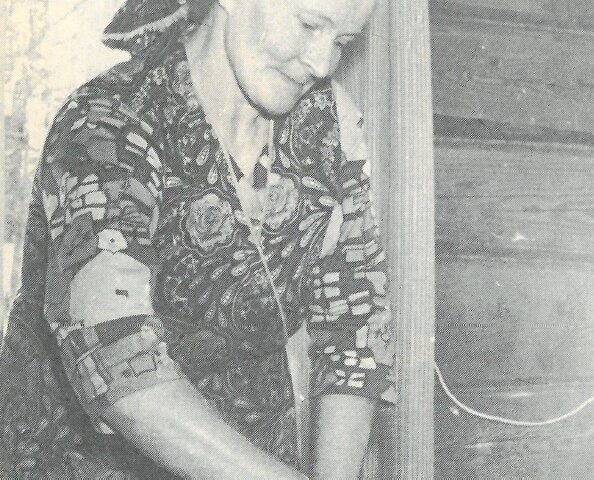 Vanha kuva Kiuruvesi-lehti vuosi 1975 Ohenmäki emäntä Kerttu Hyvärinen leipä savupirtti uuni