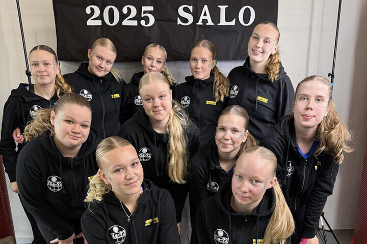 Vieremän Lentopallo-92 ViLe-92 B-tytöt SM-lopputurnaus Salossa kahdeksas sija_nettiin (kuvaaja Tarja Help-Väänänen)